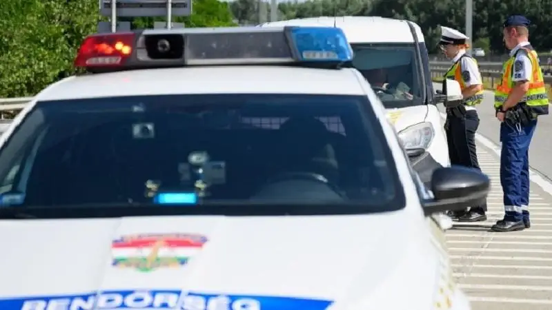 Egy héten át fokozottan ellenőrzik a mobilozó sofőröket a rendőrök
