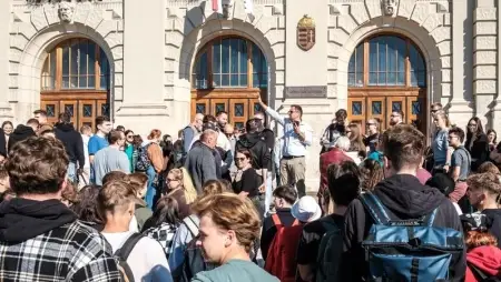 Több mint 300 egyetemi oktató és hallgató alkotta újra az 1956-os debreceni fotókat