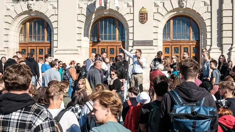 Több mint 300 egyetemi oktató és hallgató alkotta újra az 1956-os debreceni fotókat