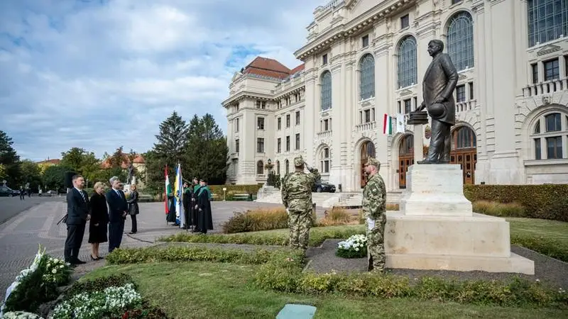 Koszorúzással tisztelegtek Klebelsberg Kuno emléke előtt Debrecenben