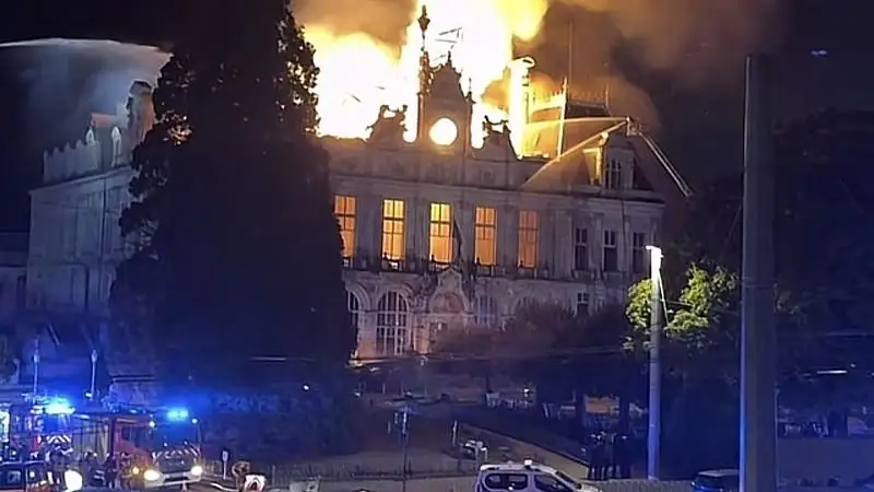 Franciaországi tüntetések: őrizetbe vételek, fosztogatások és gyújtogatások