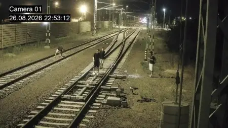 Köveket helyeztek a vasúti váltóba Debrecenben, a rendőrség segítséget kér azonosításukhoz