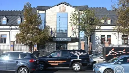 Jelentős vagyoni hátrányt okozó gazdasági csalás bűntette és más bűncselekmény a vád