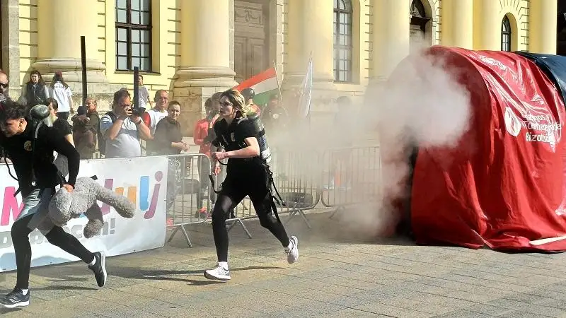 Különleges sportnap Debrecenben: toronyfutás és Exatlon‑pálya a Nagytemplomnál